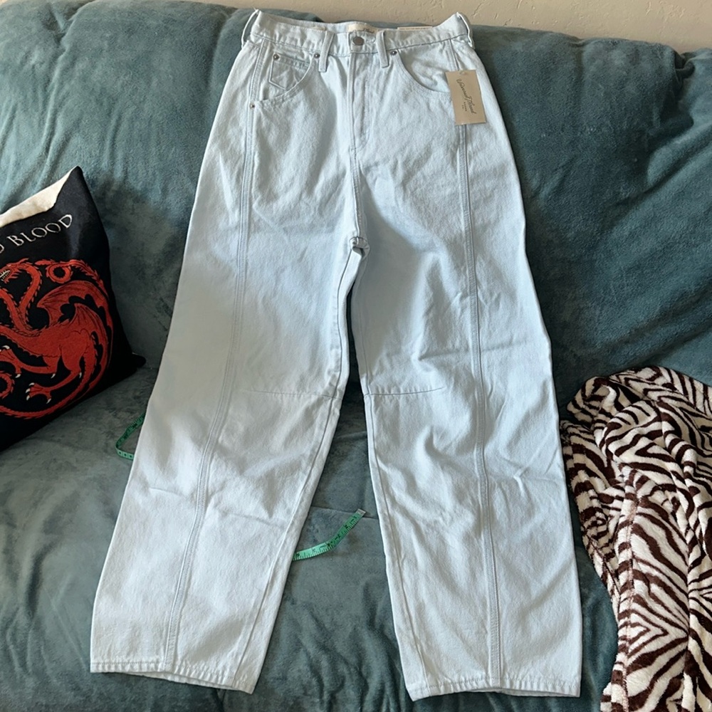 Universal Threads size 0 High Rise Curved leg Jeans light blue New